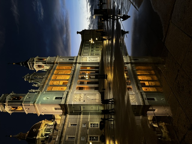 Fotografo al lavoro con fotocamera